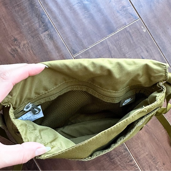 NIKE Futura 365 Crossbody Bag Olive Green - Picture 3 of 5
